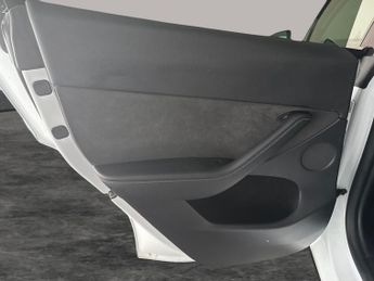 Tesla Model Y SUV RWD (346 ps) - HEATED STEERING - WIFI - BLIND SPOT ASSIST