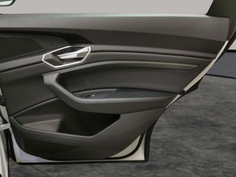 Audi e-tron 55 Technik quattro 95kWh (11kW Charger) (408 ps) - LED - REVERSE