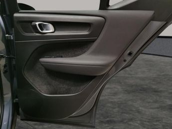 Volvo XC40 Recharge 69kWh Plus (231 ps) - KEYLESS ENTRY - PARK ASSIST - LED