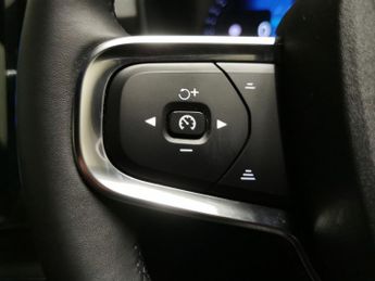 Volvo XC40 Recharge 69kWh Plus (231 ps) - KEYLESS ENTRY - PARK ASSIST - LED
