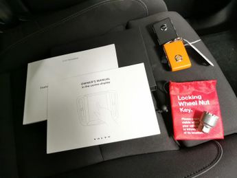 Volvo XC40 Recharge 69kWh Plus (231 ps) - KEYLESS ENTRY - PARK ASSIST - LED