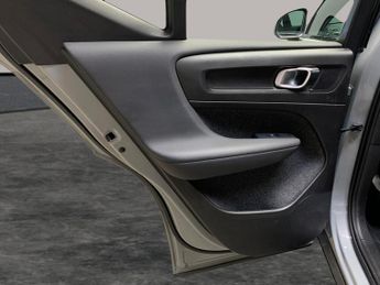 Volvo XC40 1.5h T4 Recharge 10.7kWh Plus Plug-in (211 ps) - KEYLESS ENTRY