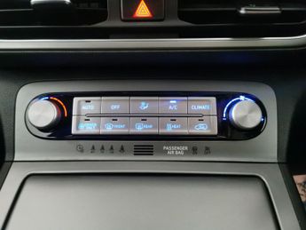 Hyundai Kona 64kWh Premium (10.5kW Charger) (204 ps) - KEYLESS ENTRY - LED - 