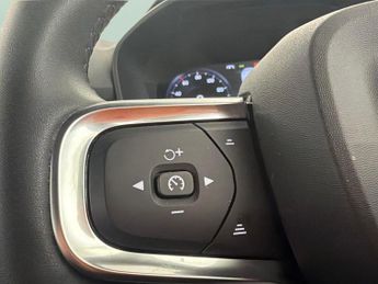 Volvo XC40 1.5h T4 Recharge 10.7kWh Plus Plug-in (211 ps) - SURROUND VIEW