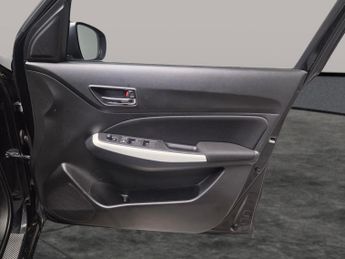 Suzuki Swift 1.0 Boosterjet SZ5 (111 ps) - LED - NAV - LANE DEPARTURE