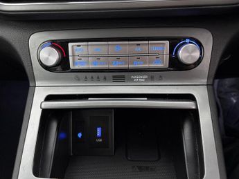 Hyundai Kona 64kWh Premium (10.5kW Charger) (204 ps) - UPGRADED SOUND - LED
