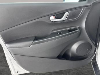 Hyundai Kona 64kWh Premium (10.5kW Charger) (204 ps) - UPGRADED SOUND - LED
