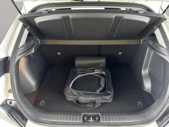 Hyundai Kona 64kWh Premium (10.5kW Charger) (204 ps) - UPGRADED SOUND - LED