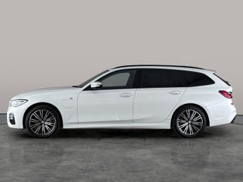 BMW 3 Series 2.0 330e 12kWh M Sport Touring Plug-in (292 ps) - ADAPTIVE LIGHT