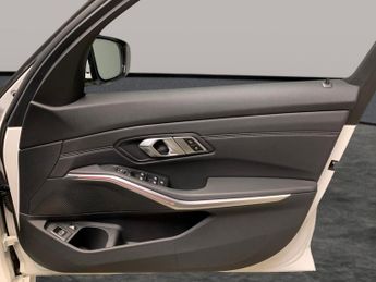 BMW 3 Series 2.0 330e 12kWh M Sport Touring Plug-in (292 ps) - ADAPTIVE LIGHT