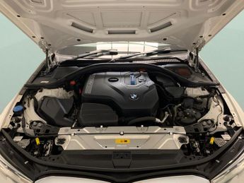 BMW 3 Series 2.0 330e 12kWh M Sport Touring Plug-in (292 ps) - ADAPTIVE LIGHT