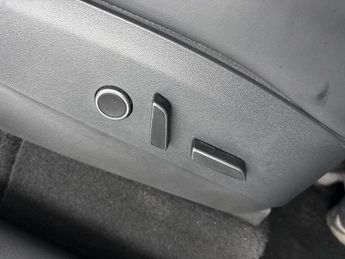 Tesla Model Y (Dual Motor) Long Range 4WDE (384 bhp) - LED - REVERSE CAM - NAV