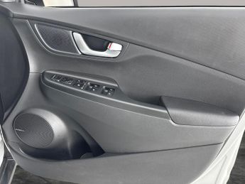 Hyundai Kona 64kWh Premium (10.5kW Charger) (204 ps) - UPGRADED SOUND - LED