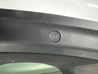 Tesla Model Y SUV RWD (346 ps) - HEATED STEERING - WIFI - BLIND SPOT ASSIST