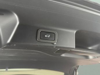 Jaguar F-PACE 2.0 D200 MHEV R-Dynamic SE AWD (204 ps) - MERIDIAN AUDIO - REVER