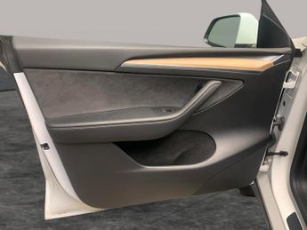 Tesla Model Y (Dual Motor) Long Range 4WDE (384 bhp) - HEATED STEERING - WIFI