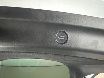 Tesla Model Y SUV RWD (346 ps) - HEATED STEERING - WIFI - BLIND SPOT ASSIST