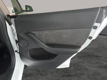 Tesla Model Y SUV RWD (346 ps) - HEATED STEERING - WIFI - BLIND SPOT ASSIST