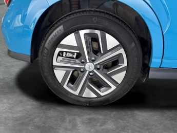 Hyundai Kona 64kWh Premium (10.5kW Charger) (204 ps) - UPGRADED SOUND - LED