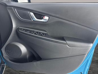 Hyundai Kona 64kWh Premium (10.5kW Charger) (204 ps) - UPGRADED SOUND - LED