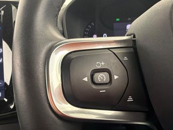 Volvo XC40 2.0 B3 MHEV Plus Dark DCT (163 ps) - HEATED SEATS - CLIMATE PACK