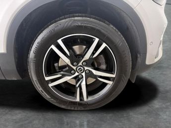 Volvo XC40 2.0 B3 MHEV Plus Dark DCT (163 ps) - HEATED SEATS - CLIMATE PACK