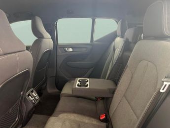 Volvo XC40 2.0 B3 MHEV Plus Dark DCT (163 ps) - HEATED SEATS - CLIMATE PACK