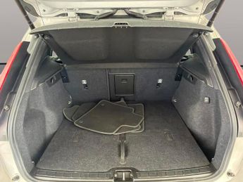 Volvo XC40 2.0 B3 MHEV Plus Dark DCT (163 ps) - HEATED SEATS - CLIMATE PACK