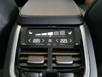 Volvo XC90 2.0h T8 Recharge 18.8kWh Ultimate Dark Plug-in 4WD (455 ps) - BL