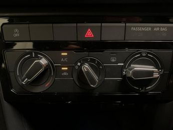 Volkswagen T-cross 1.0 TSI SE DSG (110 ps) - AIR CON - DAB - USB AUDIO
