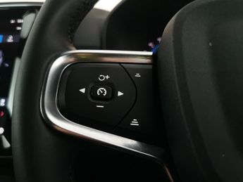 Volvo XC40 Recharge 69kWh Core (231 ps) - CARPLAY - BLACK ROOF RAILS - PARK