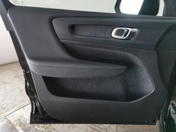 Volvo XC40 Recharge 69kWh Core (231 ps) - CARPLAY - BLACK ROOF RAILS - PARK