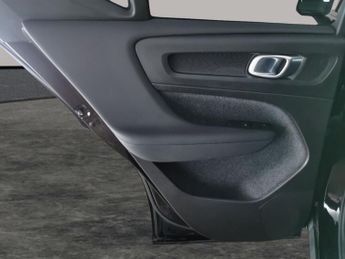 Volvo XC40 Recharge 69kWh Core (231 ps) - CARPLAY - BLACK ROOF RAILS - PARK