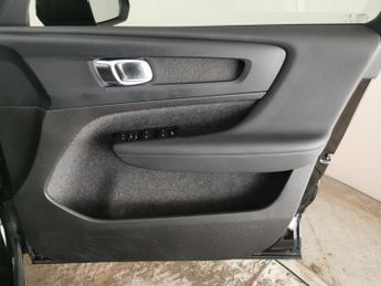 Volvo XC40 Recharge 69kWh Core (231 ps) - CARPLAY - BLACK ROOF RAILS - PARK