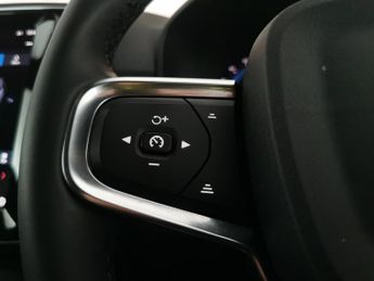 Volvo XC40 Recharge 69kWh Core (231 ps) - CARPLAY - BLACK ROOF RAILS - PARK