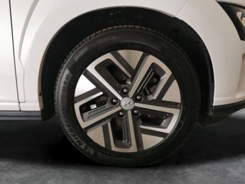 Hyundai Kona 64kWh Premium (10.5kW Charger) (204 ps) - KEYLESS ENTRY - LED - 