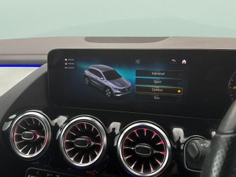 Mercedes-Benz EQA EQA 300 66.5kWh AMG Line 4MATIC (228 ps) - ADAPTIVE LIGHTS - HEA