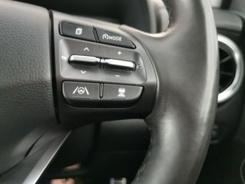 Hyundai Kona 64kWh Premium (10.5kW Charger) (204 ps) - KEYLESS ENTRY - LED - 