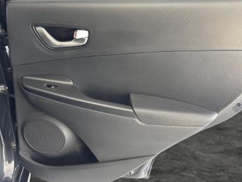 Hyundai Kona 64kWh Premium (10.5kW Charger) (204 ps) - UPGRADED SOUND - LED