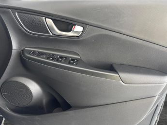Hyundai Kona 64kWh Premium (10.5kW Charger) (204 ps) - UPGRADED SOUND - LED