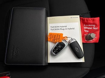 Hyundai Tucson 1.6 T-GDi 13.8kWh Premium Plug-in 4WD (265 ps) - HEATED SEATS - 