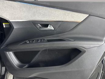 Peugeot 3008 1.5 BlueHDi GT EAT (130 ps) - CARPLAY - BLACK ROOF RAILS