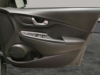 Hyundai Kona 64kWh Premium (10.5kW Charger) (204 ps) - KEYLESS ENTRY - LED - 