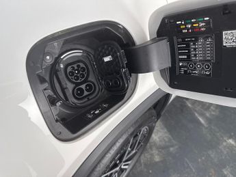 Mercedes-Benz EQA EQA 250+ 70.5kWh AMG Line (Premium) (190 ps) - ADAPTIVE LIGHTS