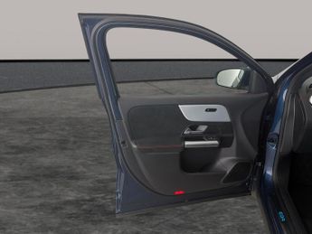 Mercedes-Benz EQA EQA 250+ 70.5kWh AMG Line (Premium) (190 ps) - ADAPTIVE LIGHTS