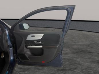 Mercedes-Benz EQA EQA 250+ 70.5kWh AMG Line (Premium) (190 ps) - ADAPTIVE LIGHTS