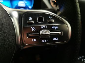 Mercedes-Benz EQA EQA 300 66.5kWh AMG Line 4MATIC (228 ps) - ADAPTIVE LIGHTS - HEA