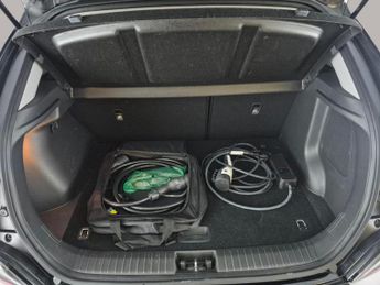 Hyundai Kona 64kWh Premium (10.5kW Charger) (204 ps) - KEYLESS ENTRY - LED - 
