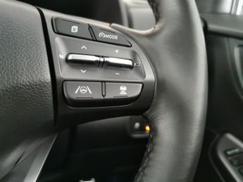 Hyundai Kona 39kWh Premium (10.5kW Charger) (136 ps) - KEYLESS ENTRY - LED - 