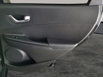 Hyundai Kona 39kWh Premium (10.5kW Charger) (136 ps) - KEYLESS ENTRY - LED - 